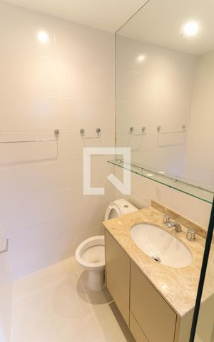 Apartamento à venda com 220m², 3 quartos e 3 vagas Apartamento à venda com 220m², 3 quartos e 3 vagasBanheiro Social