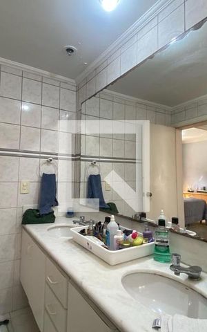 Apartamento à venda com 213m², 5 quartos e 4 vagas Apartamento à venda com 213m², 5 quartos e 4 vagasBanheiro da Suíte 1