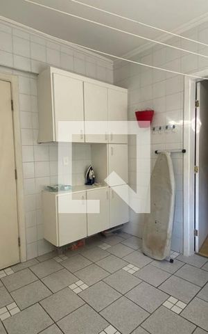 Apartamento à venda com 213m², 5 quartos e 4 vagas Apartamento à venda com 213m², 5 quartos e 4 vagasÁrea de Serviço