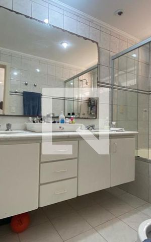 Apartamento à venda com 213m², 5 quartos e 4 vagas Apartamento à venda com 213m², 5 quartos e 4 vagasBanheiro da Suíte 1