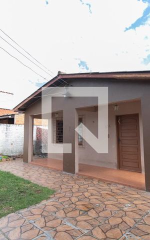 Casa à venda com 240m², 3 quartos e 3 vagas Casa à venda com 240m², 3 quartos e 3 vagasFachada