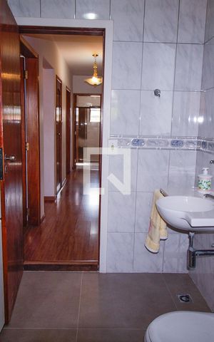 Casa à venda com 301m², 5 quartos e 5 vagasBanheiro 4