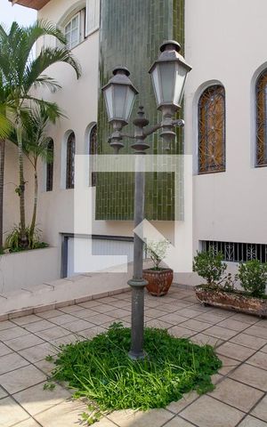 Casa à venda com 301m², 5 quartos e 5 vagasEntrada