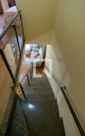 Casa à venda com 230m², 3 quartos e 4 vagasEscadas