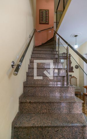 Casa à venda com 230m², 3 quartos e 4 vagasEscadas