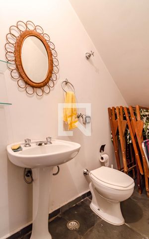Casa à venda com 258m², 3 quartos e 6 vagas Casa à venda com 258m², 3 quartos e 6 vagasBanheiro da edícula