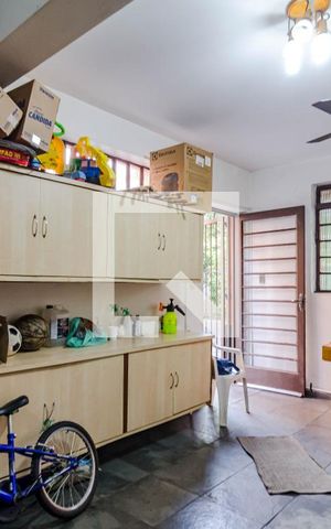 Casa à venda com 258m², 3 quartos e 6 vagas Casa à venda com 258m², 3 quartos e 6 vagasQuarto edícula