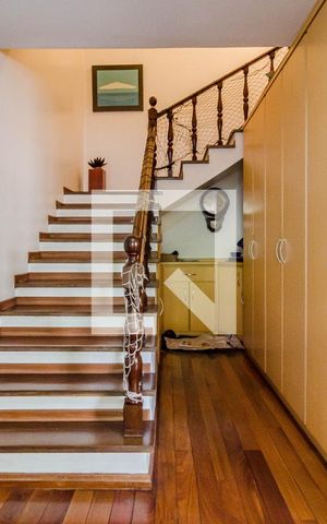 Casa à venda com 258m², 3 quartos e 6 vagas Casa à venda com 258m², 3 quartos e 6 vagasEscada