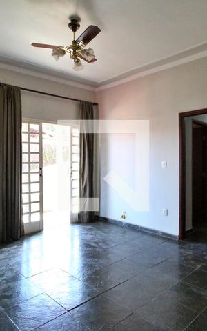 Casa à venda com 145m², 4 quartos e 6 vagasSala de estar