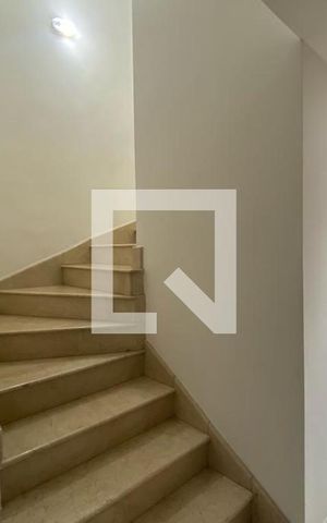 Casa para alugar com 153m², 4 quartos e 3 vagas Casa para alugar com 153m², 4 quartos e 3 vagasEscada
