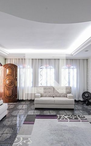 Casa à venda com 180m², 3 quartos e 5 vagas Casa à venda com 180m², 3 quartos e 5 vagasSala