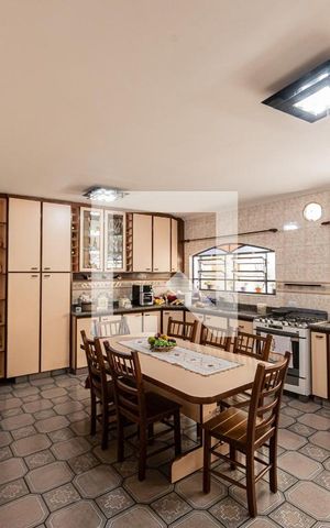 Casa à venda com 180m², 3 quartos e 5 vagas Casa à venda com 180m², 3 quartos e 5 vagasCozinha