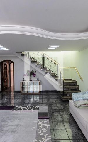 Casa à venda com 180m², 3 quartos e 5 vagas Casa à venda com 180m², 3 quartos e 5 vagasSala