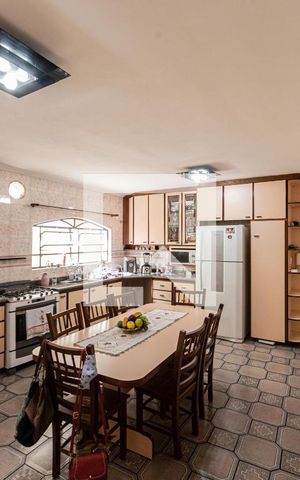 Casa à venda com 180m², 3 quartos e 5 vagas Casa à venda com 180m², 3 quartos e 5 vagasCozinha