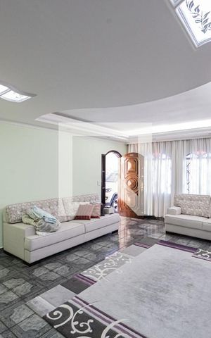 Casa à venda com 180m², 3 quartos e 5 vagas Casa à venda com 180m², 3 quartos e 5 vagasSala