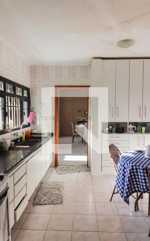 Casa à venda com 230m², 5 quartos e 5 vagas Casa à venda com 230m², 5 quartos e 5 vagasCozinha