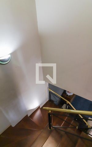 Casa à venda com 230m², 5 quartos e 5 vagas Casa à venda com 230m², 5 quartos e 5 vagasEscadas