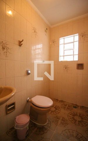 Casa à venda com 200m², 2 quartos e 2 vagas Casa à venda com 200m², 2 quartos e 2 vagasBanheiro