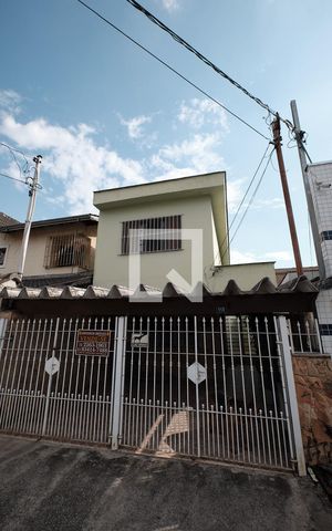 Casa à venda com 112m², 2 quartos e 2 vagas Casa à venda com 112m², 2 quartos e 2 vagasFachada