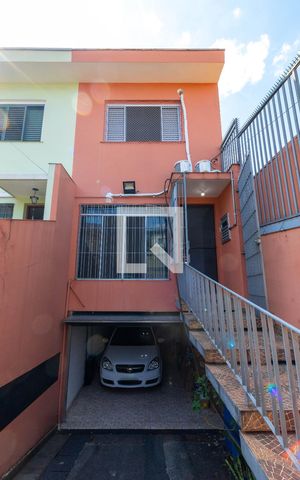 Casa à venda com 300m², 3 quartos e 2 vagas Casa à venda com 300m², 3 quartos e 2 vagasFachada