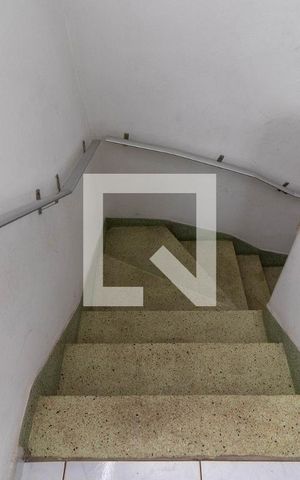 Casa à venda com 300m², 3 quartos e 2 vagas Casa à venda com 300m², 3 quartos e 2 vagasEscada