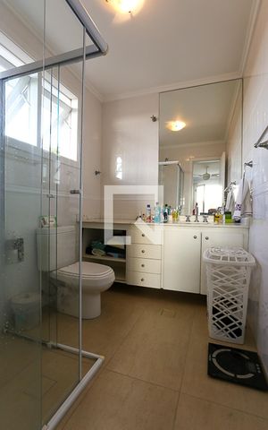 Casa à venda com 370m², 3 quartos e 3 vagas Casa à venda com 370m², 3 quartos e 3 vagasBanheiro da Suíte 1