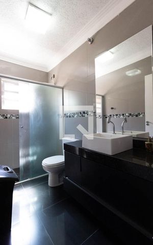 Casa à venda com 255m², 3 quartos e 3 vagas Casa à venda com 255m², 3 quartos e 3 vagasBanheiro
