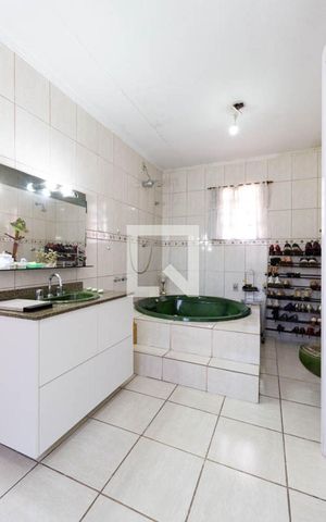 Casa à venda com 255m², 3 quartos e 3 vagas Casa à venda com 255m², 3 quartos e 3 vagasBanheiro Suíte