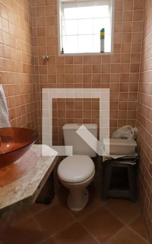 Casa para alugar com 300m², 4 quartos e 5 vagasBanheiro 2