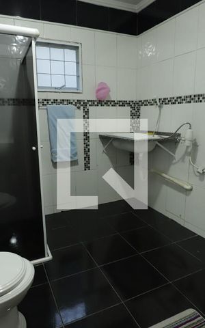 Casa para alugar com 300m², 4 quartos e 5 vagasBanheiro da Suíte 1
