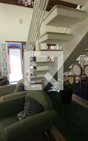 Casa para alugar com 300m², 4 quartos e 5 vagassala