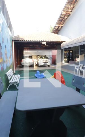Casa para alugar com 300m², 4 quartos e 5 vagasQuintal