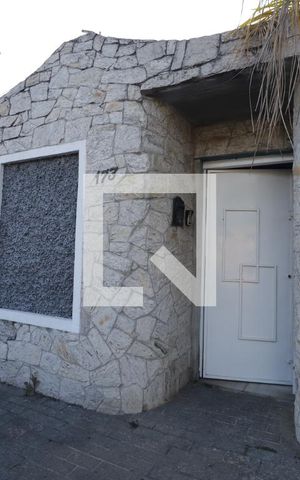 Casa para alugar com 300m², 4 quartos e 5 vagasFachada