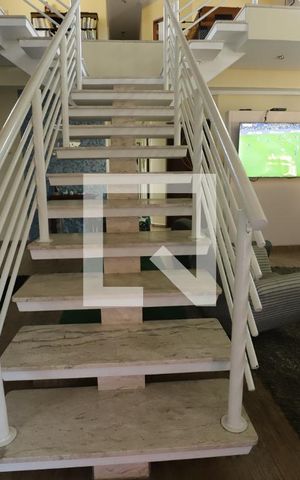 Casa para alugar com 300m², 4 quartos e 5 vagasEscada