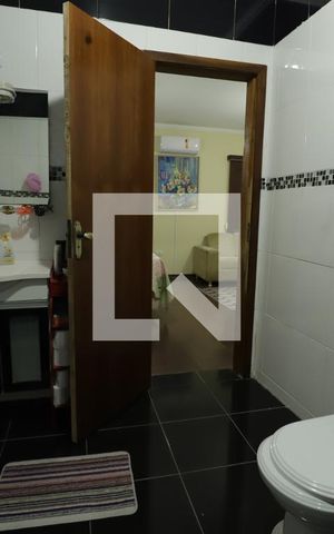 Casa para alugar com 300m², 4 quartos e 5 vagasBanheiro da Suíte 1