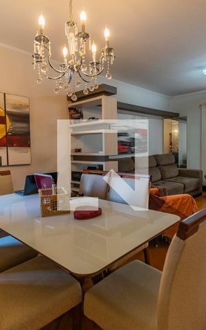 Casa à venda com 200m², 3 quartos e 8 vagas Casa à venda com 200m², 3 quartos e 8 vagasSala