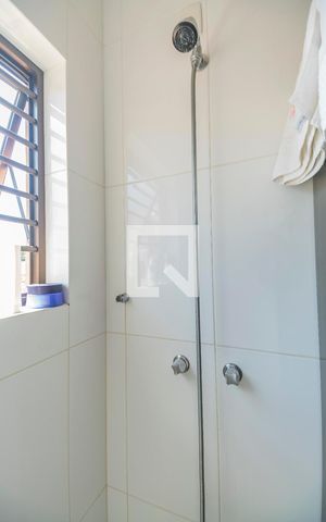 Casa à venda com 200m², 3 quartos e 8 vagas Casa à venda com 200m², 3 quartos e 8 vagasBanheiro