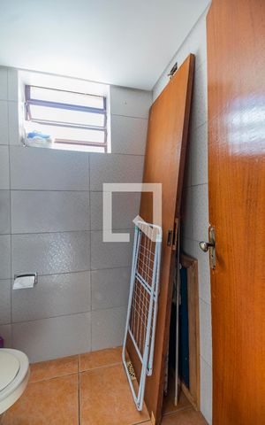 Casa à venda com 200m², 3 quartos e 8 vagas Casa à venda com 200m², 3 quartos e 8 vagasBanheiro de Serviço