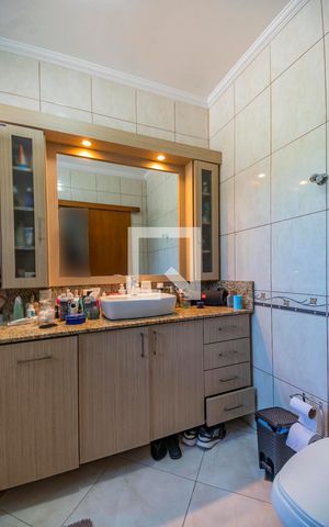 Casa à venda com 200m², 3 quartos e 8 vagas Casa à venda com 200m², 3 quartos e 8 vagasBanheiro da Suíte 1