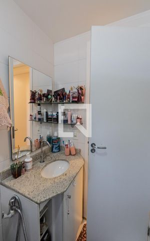 Apartamento à venda com 57m², 2 quartos e 1 vaga Apartamento à venda com 57m², 2 quartos e 1 vagaBanheiro Social