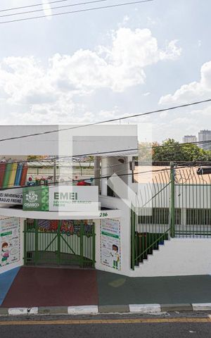 Casa à venda com 255m², 4 quartos e 2 vagas Casa à venda com 255m², 4 quartos e 2 vagasVista