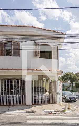 Casa à venda com 255m², 4 quartos e 2 vagas Casa à venda com 255m², 4 quartos e 2 vagasFachada