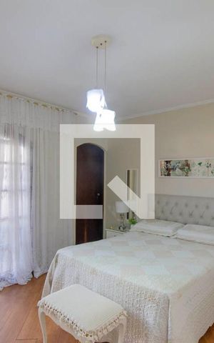 Casa à venda com 240m², 3 quartos e 2 vagas Casa à venda com 240m², 3 quartos e 2 vagasSuíte