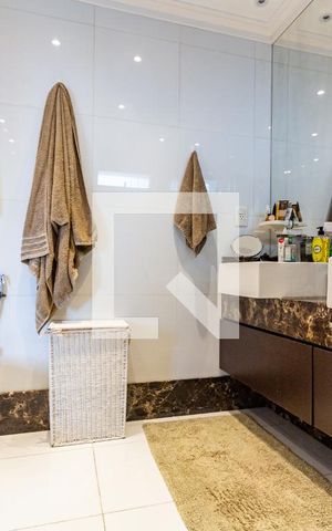 Apartamento à venda com 221m², 4 quartos e 2 vagas Apartamento à venda com 221m², 4 quartos e 2 vagasBanheiro da Suíte 1