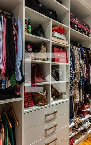 Apartamento à venda com 221m², 4 quartos e 2 vagas Apartamento à venda com 221m², 4 quartos e 2 vagasCloset da Suíte 1