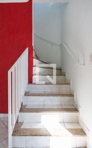 Casa à venda com 165m², 3 quartos e 7 vagas Casa à venda com 165m², 3 quartos e 7 vagasEscadas