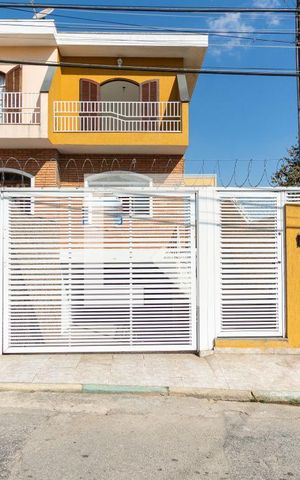 Casa à venda com 165m², 3 quartos e 7 vagas Casa à venda com 165m², 3 quartos e 7 vagasFachada