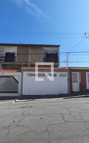 Casa à venda com 260m², 3 quartos e 6 vagas Casa à venda com 260m², 3 quartos e 6 vagasFachada