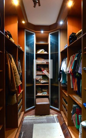 Casa para alugar com 479m², 4 quartos e 12 vagasCloset da suíte 1