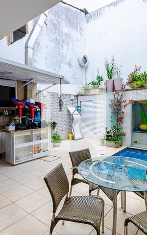 Casa à venda com 200m², 3 quartos e 1 vagaPiscina
